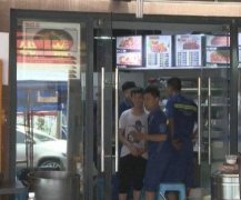 因嫌餐馆油烟大 顶楼住户一言不合堵了烟道