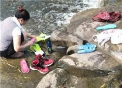 男子劝阻市民公园湖边洗鞋子 被多人指责管闲事
