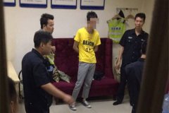 一男子商场追着5岁女童打 警方：疑似精神病