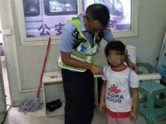 女童突然想妈妈  背起书包就走