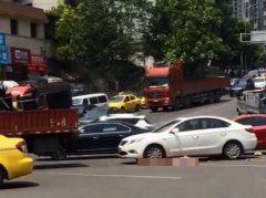 重庆一老太过马路时惨遭大货车碾压