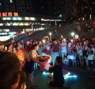 重庆小伙广场浪漫求婚  羡煞旁人