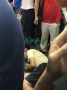 轻轨上不给让座  男青年躺在地上撒泼