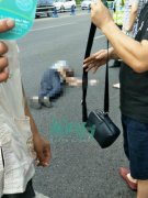 摩托车斑马线上撞行人  被撞行人头部流血