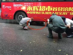 雨天路滑两车相怼 一驾驶员被卷公交车底