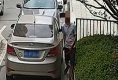 业主扯皮停车挡道 男子划伤多车泄愤