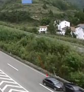 高速超车道停车 惨遭“亲密接触”