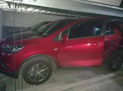 保安误操作  新车停机械车库遭挤压变形