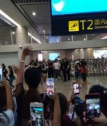 杨洋现身重庆 大长腿完美身材引迷妹尖叫