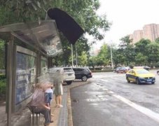 铁皮悬空公交车站台 摇摇欲坠惹市民担忧