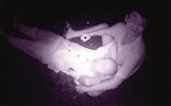 老人散步突发疾病 男子用腿当枕头缓解老人痛苦