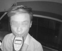 男子和女友吵架后酒驾  因这事招来警察