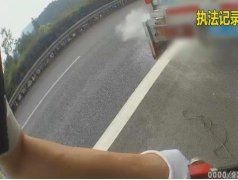 货车起火 司机居然想徒手灭火