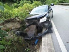 女子穿高跟鞋开车去当伴娘 踩错油门撞毁爱车