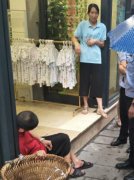 醉汉歪着头靠在母婴店门口 吓坏营业员