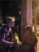 八旬老太与儿子吵架  赌气离家出走