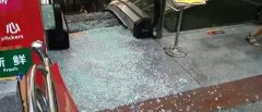 重庆一商场入口处玻璃突然爆裂 散落一地