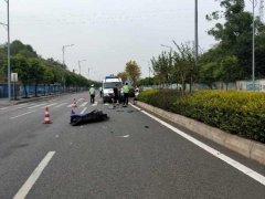 “悦来张学友”驾车时忘情唱歌“吻”上路虎