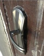 男子撬门入室盗窃 被村民拿着棍棒团团围住