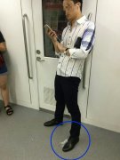 男子车厢内吃完早餐后把袋子踩脚下