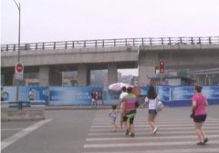 重庆这个地铁口 行人特别爱闯红灯