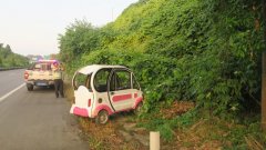 高速路现天外飞车 过往车辆吓得不轻