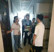 女子喝半斤白酒走廊中发酒疯 吓坏居民