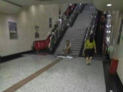 男子轻轨通道中央摆摊 市民：不妥吧