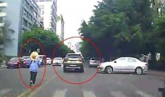 驾驶员没交停车费 女收费员狂奔数百米追车