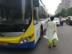 公交车剐蹭小轿车100元私了 轿车司机：怎么可能？