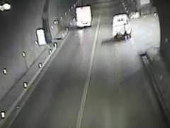 高速没油推车行驶 女司机不满被罚隧道内耍赖