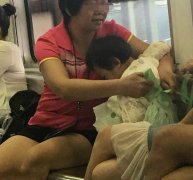 轻轨车厢里大妈为孙女把尿 乘客：简直不忍直视