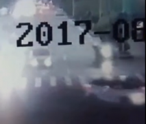 两车插队逆行 一车被撞侧翻在地