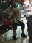 不听劝阻 妇女非要在银行里给小孩把便