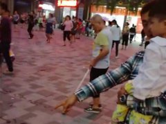 重庆一大爷当街挥毫  洒脱非凡