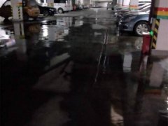 车库里的水“哗啦啦”流个不停  居民看了心疼
