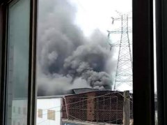 重庆一玻璃市场突发大火  黑烟腾腾