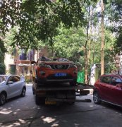 出租车冲下10米堡坎 砸中轿车倒扣车顶“叠罗汉”