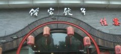 重庆一餐饮店凌晨被盗 小偷戴安全帽撬锁进入