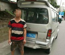 男子无证、套牌还冲卡   胆太大！