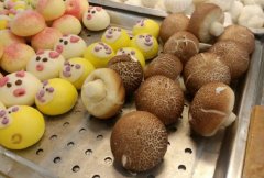重庆一超市馒头和“蘑菇”一起卖   销量很旺