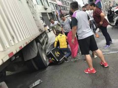 外卖电瓶车被卷货车底 车轮被压扁