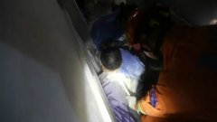 男子不慎滑入搅拌机 小腿被卷严重扭曲