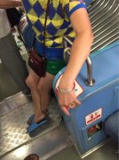 大妈无视轻轨“防坐神器”  竟当秋千坐