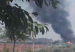 重庆一高速路口发生大火 浓烟滚滚