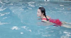 刘晓庆首次泳装素颜出镜 皮肤白皙清新可爱