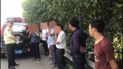 5座小车塞进7个人 后备箱也不放过