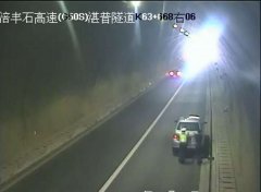 小轿车隧道突遇抛锚 执法人员火速推车1公里