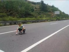 高速路上散落一地螺丝钉 如同布满地雷