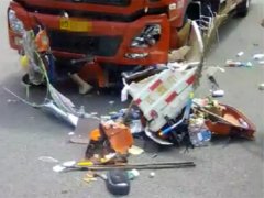 十字路口发生车祸  环卫工人被撞进医院